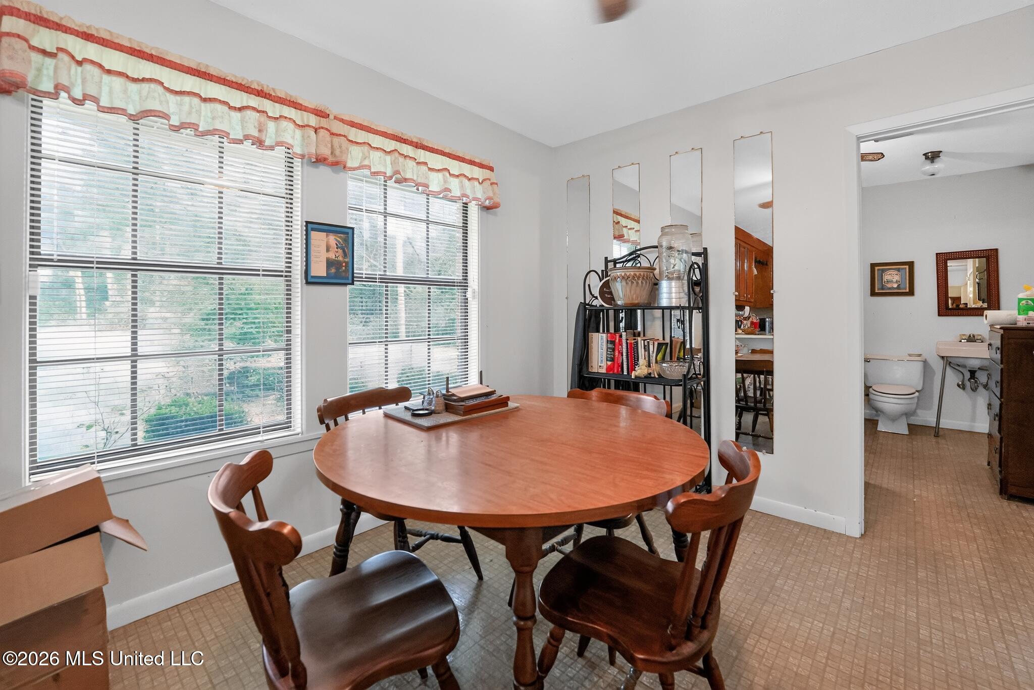 6077 McRaven Road Jackson, MS 39209 - Photo 23 of 34 19_6077_McRaven_Rd-Dining_room-9180