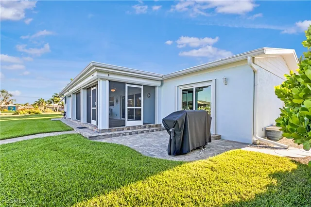 a view of a house with backyard