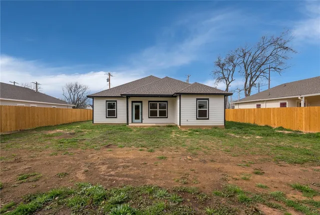 a view of a yard in front of a house with plants