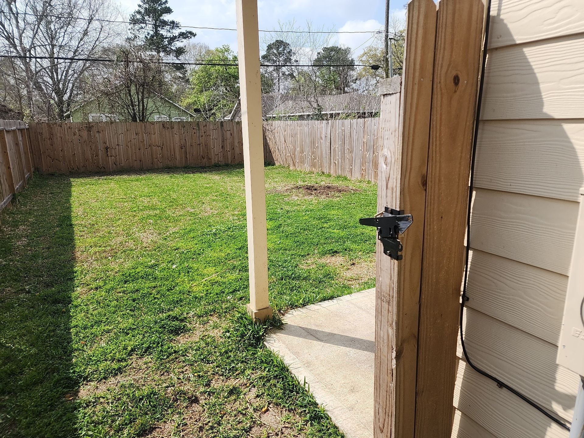 9014 Everglade Drive, Unit B Houston, TX 77078 - Photo 20 of 22 a view of a back yard from a window