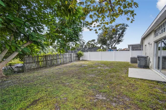 a view of a backyard