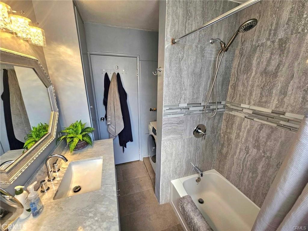 6979 Palm Court, Unit 126H Riverside, CA 92506 - Photo 12 of 25 a bathroom with a tub and a sink