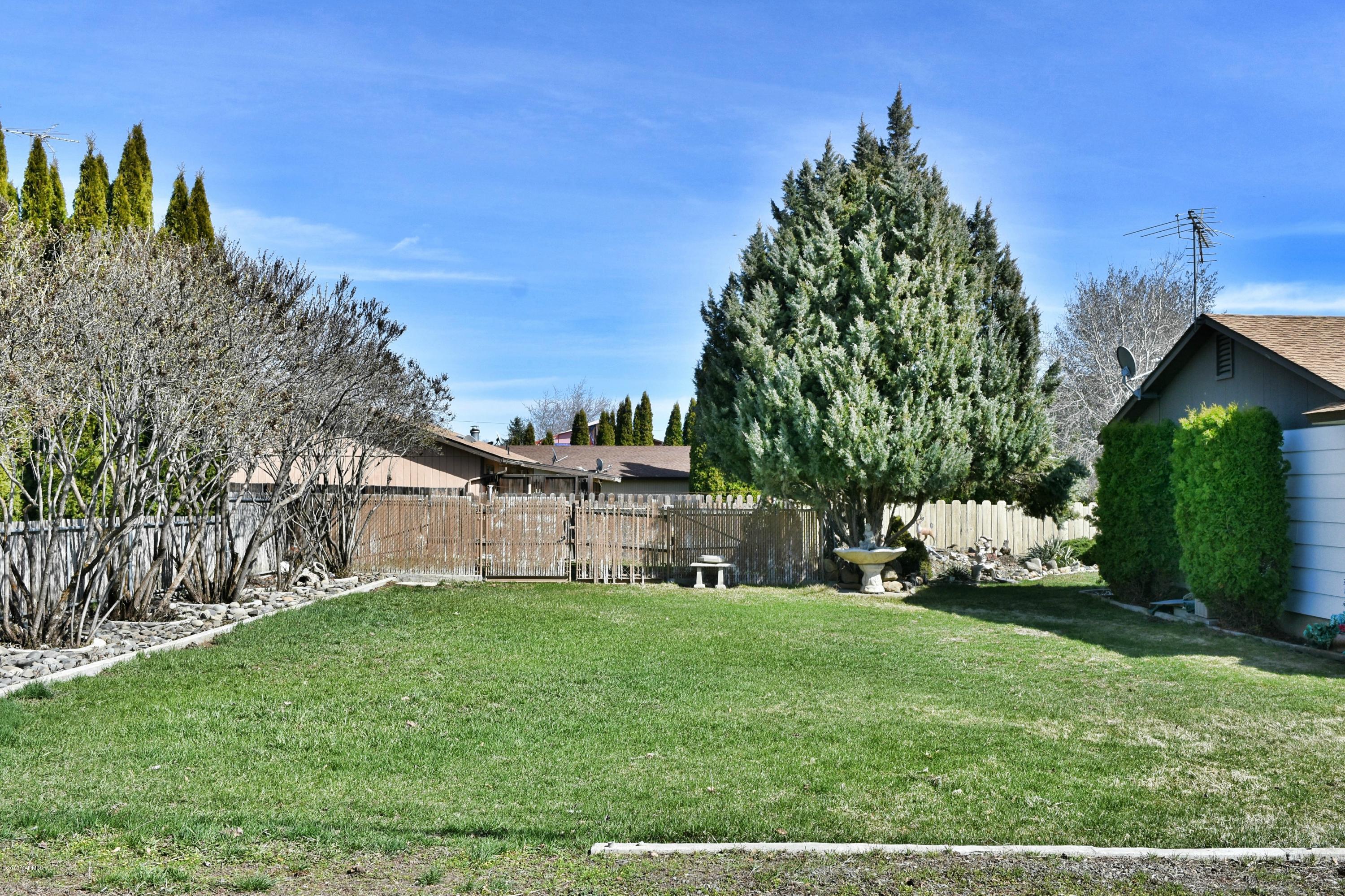 941 Franklin Road Tieton, WA 98947 - Photo 2 of 15 a front view of a house with a yard