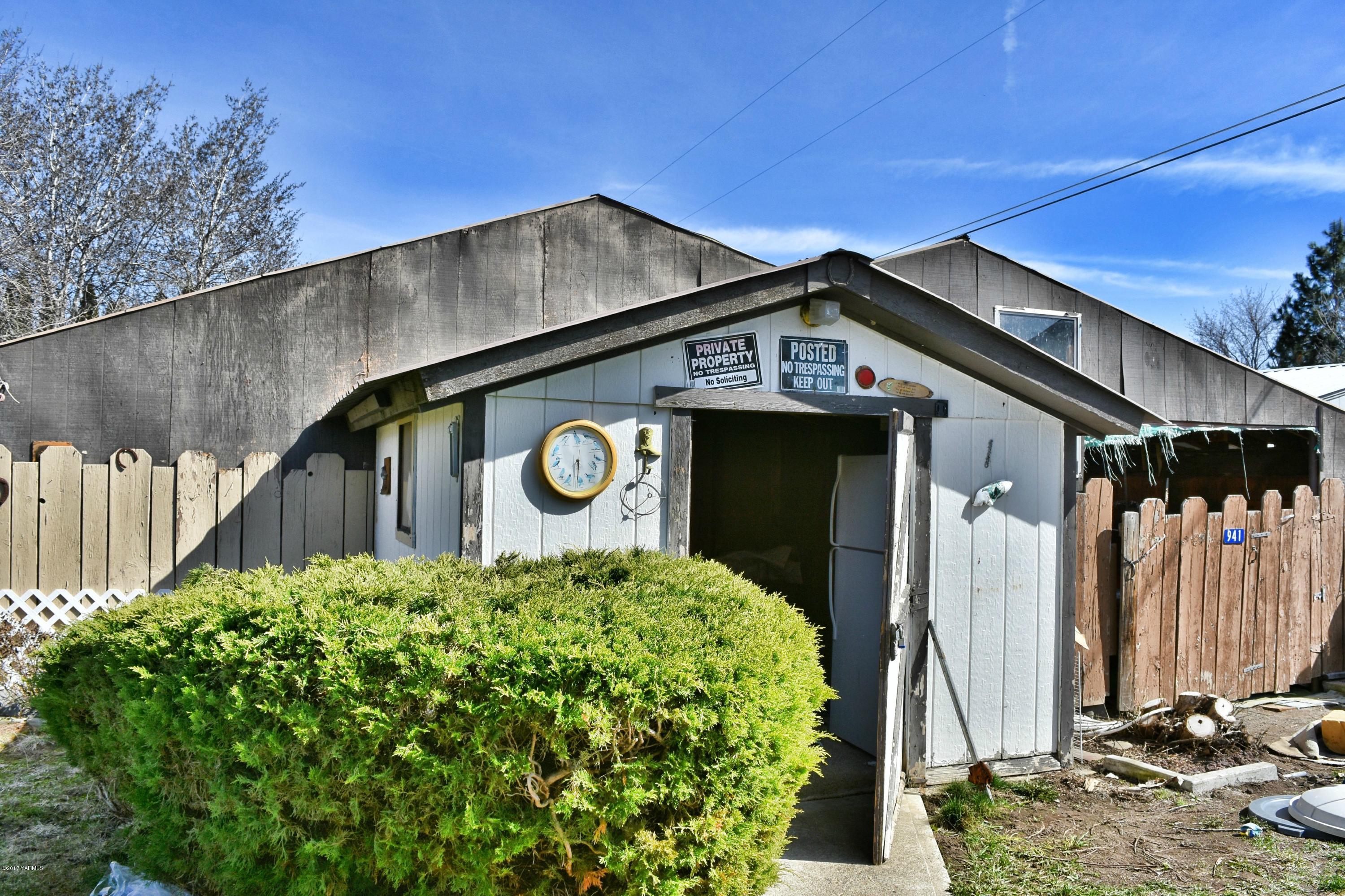 941 Franklin Road Tieton, WA 98947 - Photo 13 of 15 a front view of a house with garden