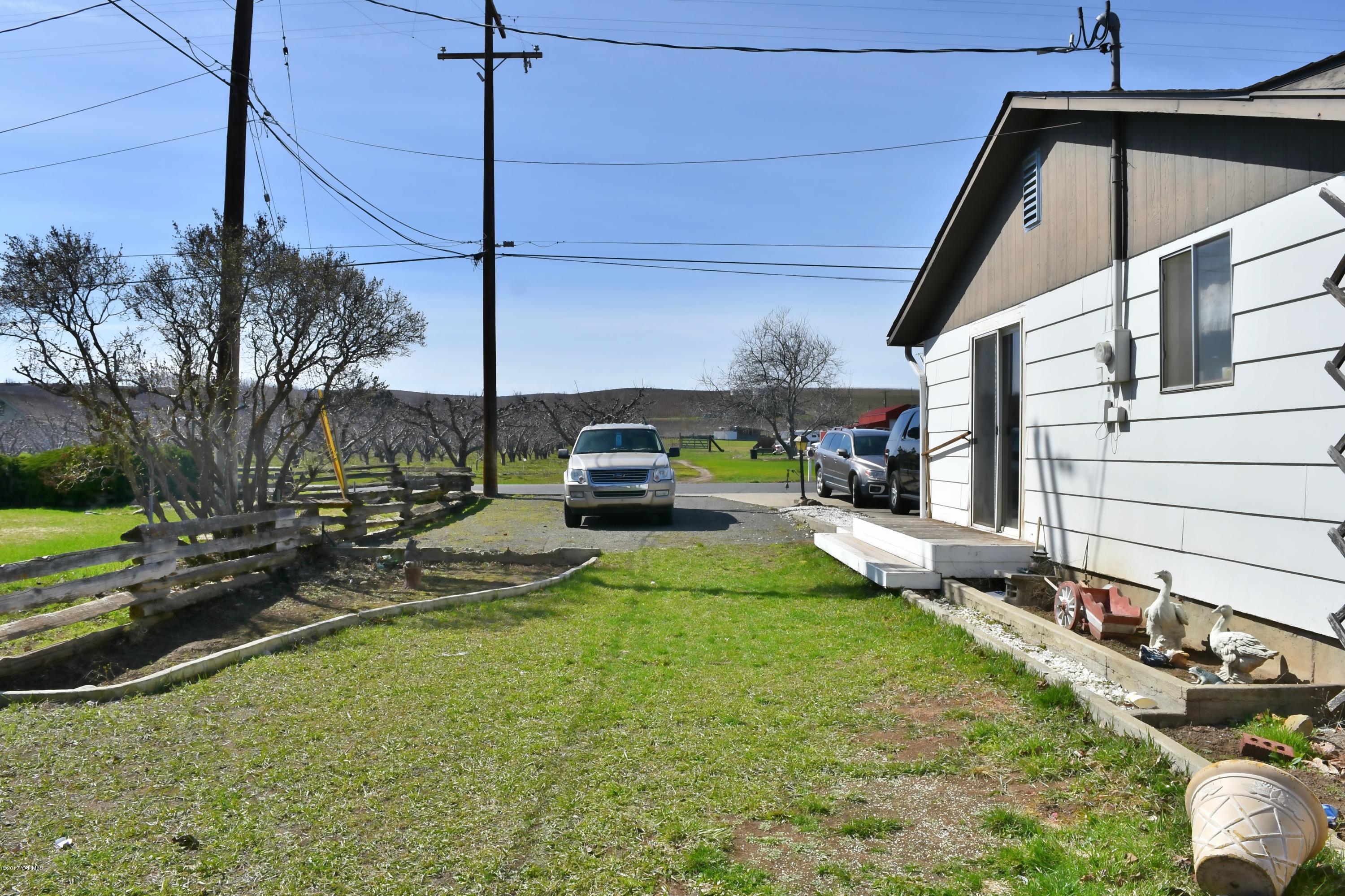 941 Franklin Road Tieton, WA 98947 - Photo 15 of 15 a view of a house with backyard swimming pool and sitting area