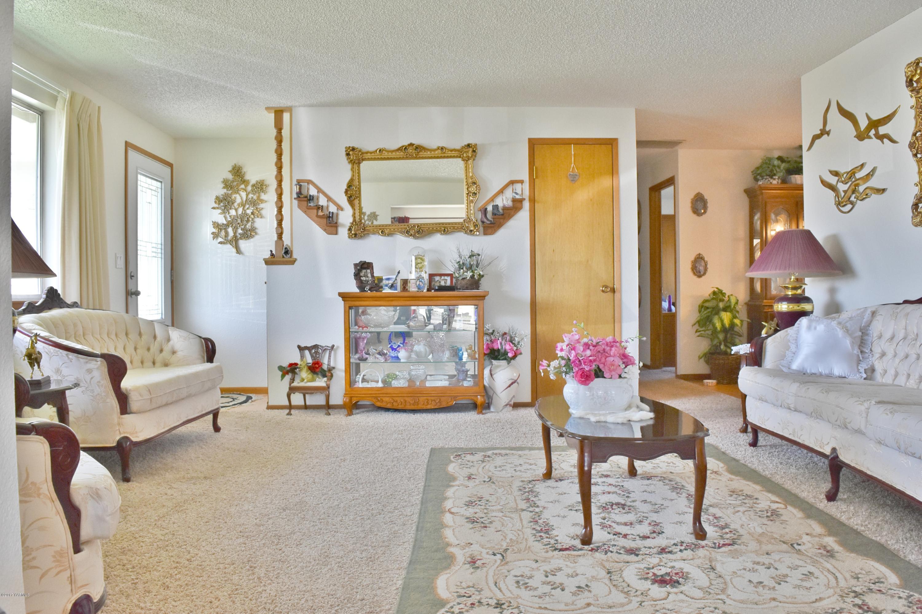 941 Franklin Road Tieton, WA 98947 - Photo 4 of 15 a living room with furniture and a couch