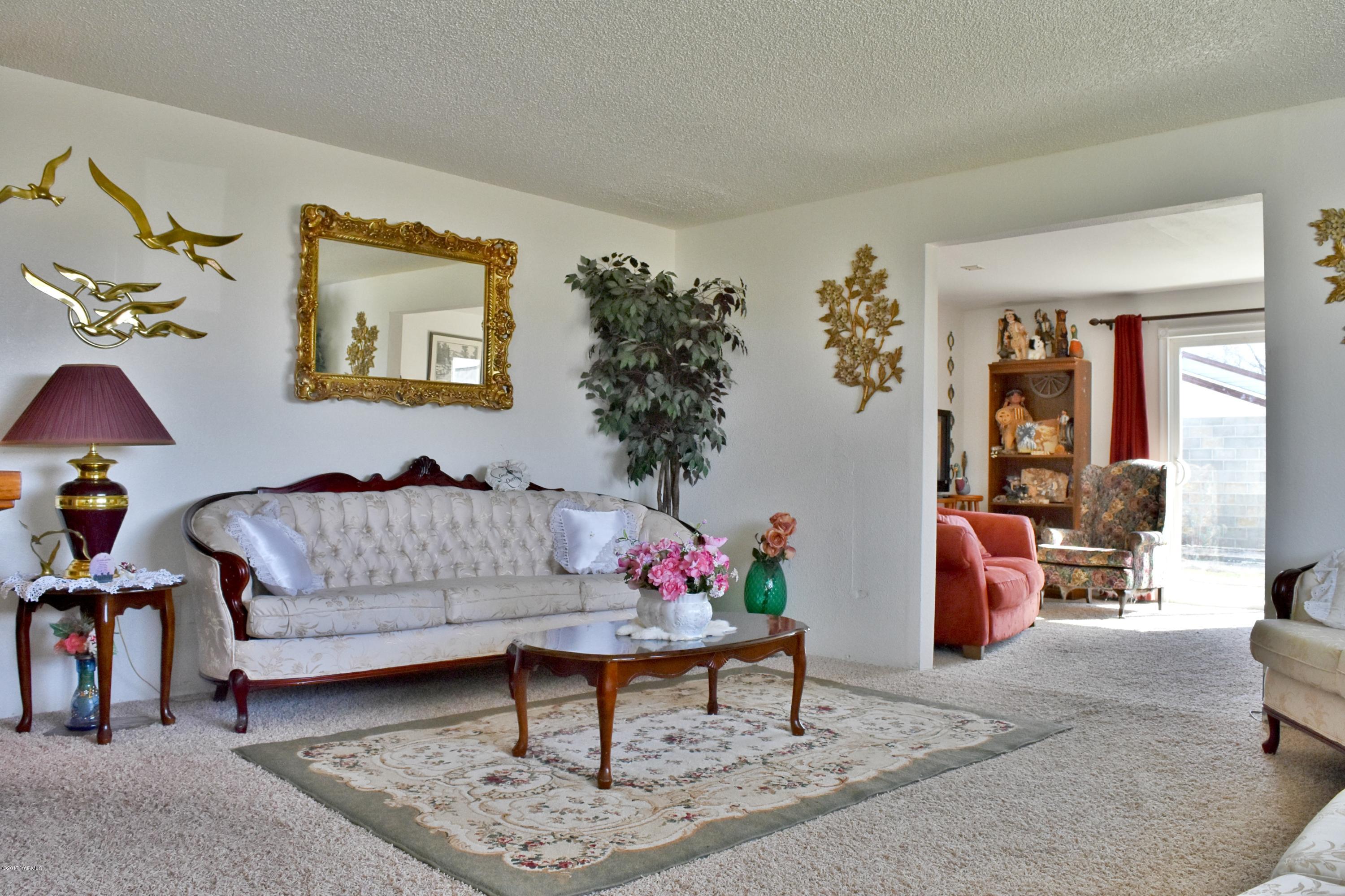941 Franklin Road Tieton, WA 98947 - Photo 5 of 15 a living room with furniture and a potted plant