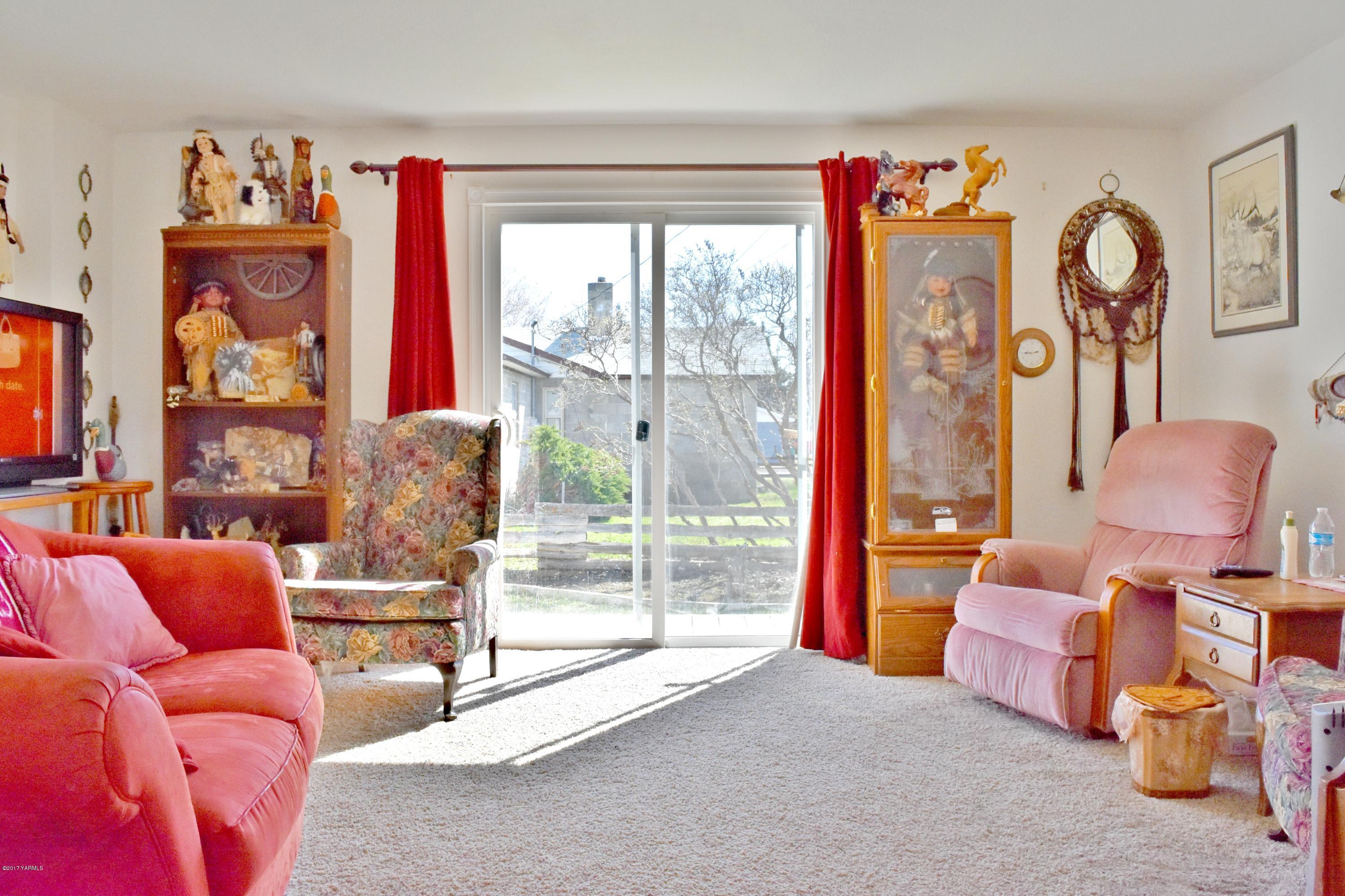 941 Franklin Road Tieton, WA 98947 - Photo 6 of 15 a living room filled with furniture and a large window
