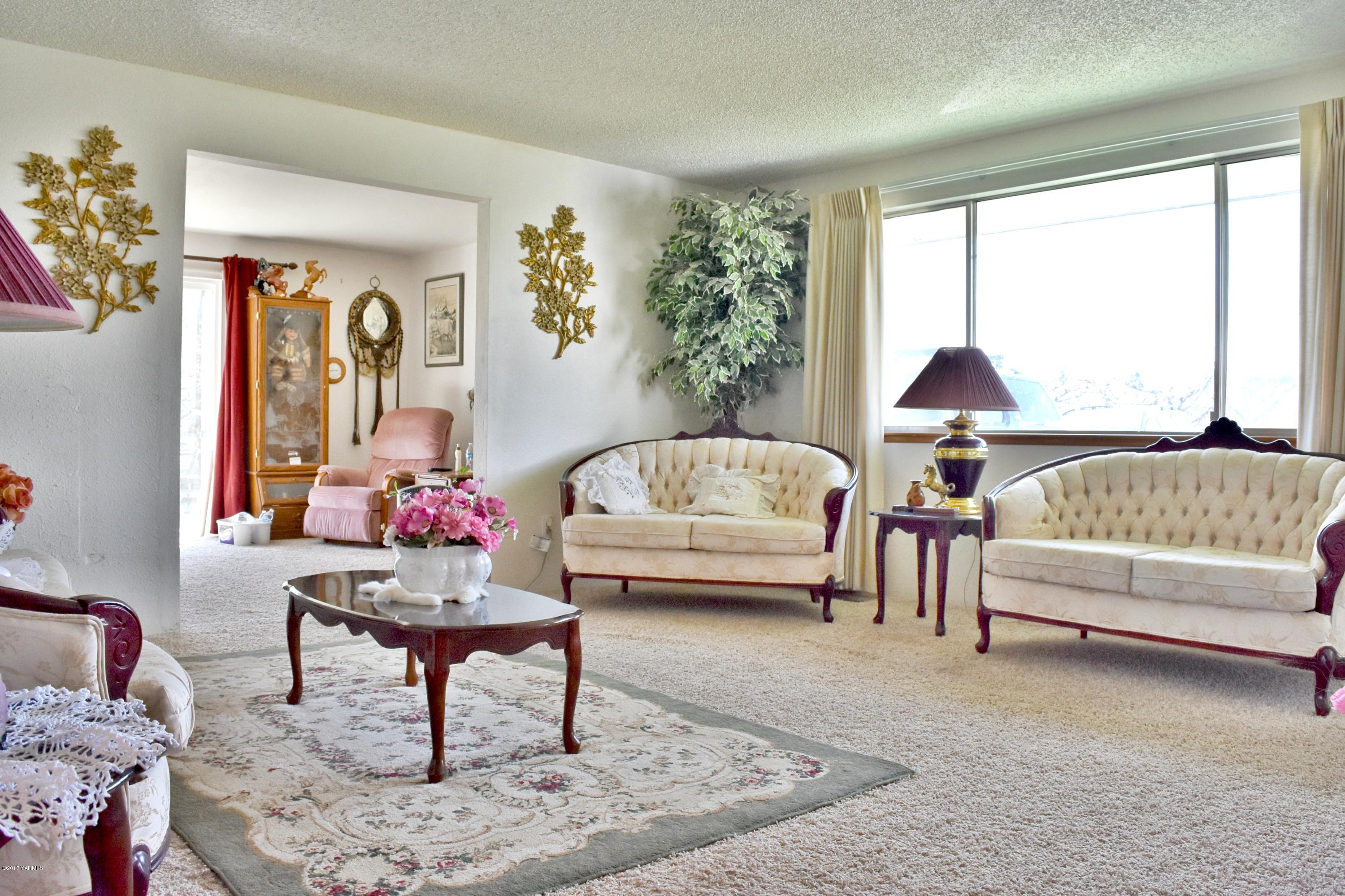 941 Franklin Road Tieton, WA 98947 - Photo 7 of 15 a living room with furniture and a large window