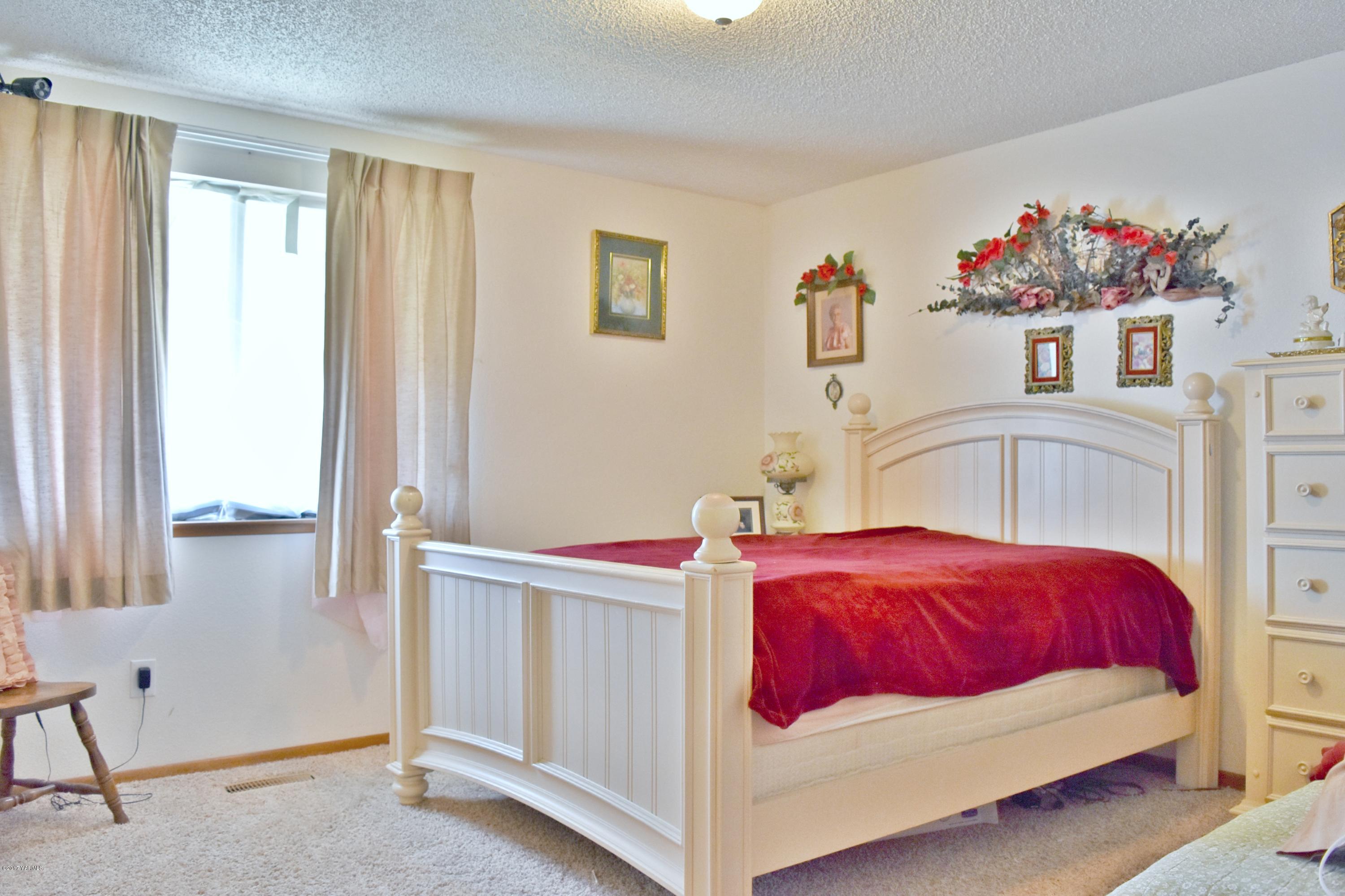941 Franklin Road Tieton, WA 98947 - Photo 8 of 15 a bedroom with a bed and a window