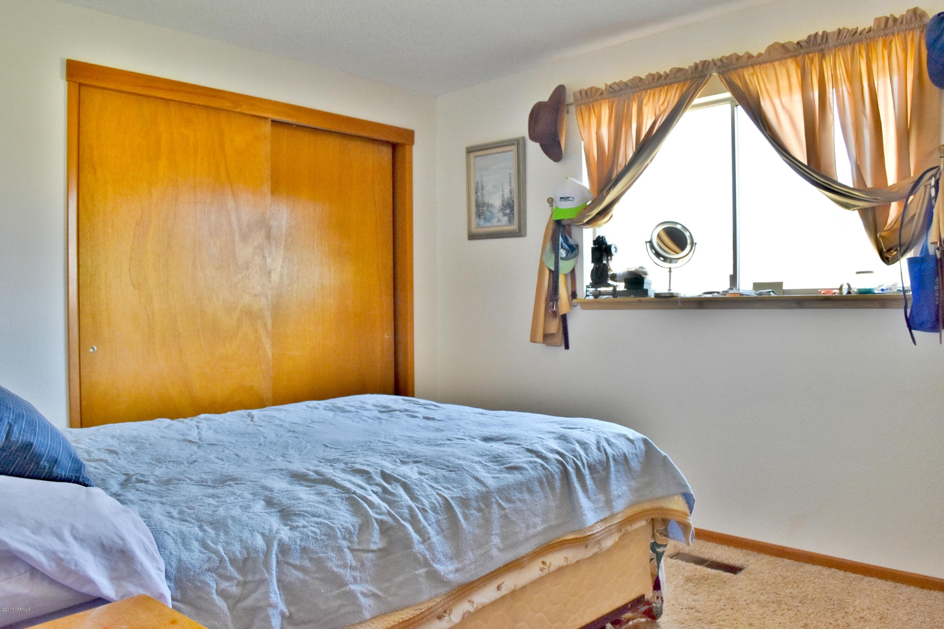 941 Franklin Road Tieton, WA 98947 - Photo 10 of 15 a bedroom with a bed and a window