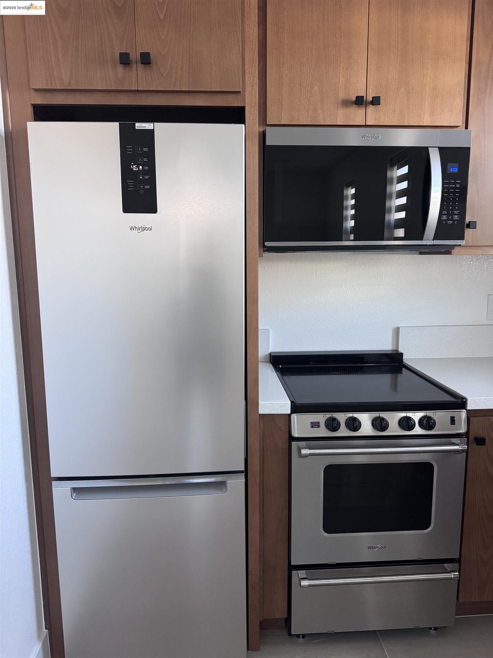 470 Trellis Way, Unit A Brentwood, CA 94513 - Photo 5 of 14 a stove top oven sitting inside of a kitchen
