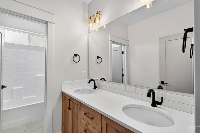 $1,035,000 | 6839 North Willowside Avenue, Meridian, ID 83646