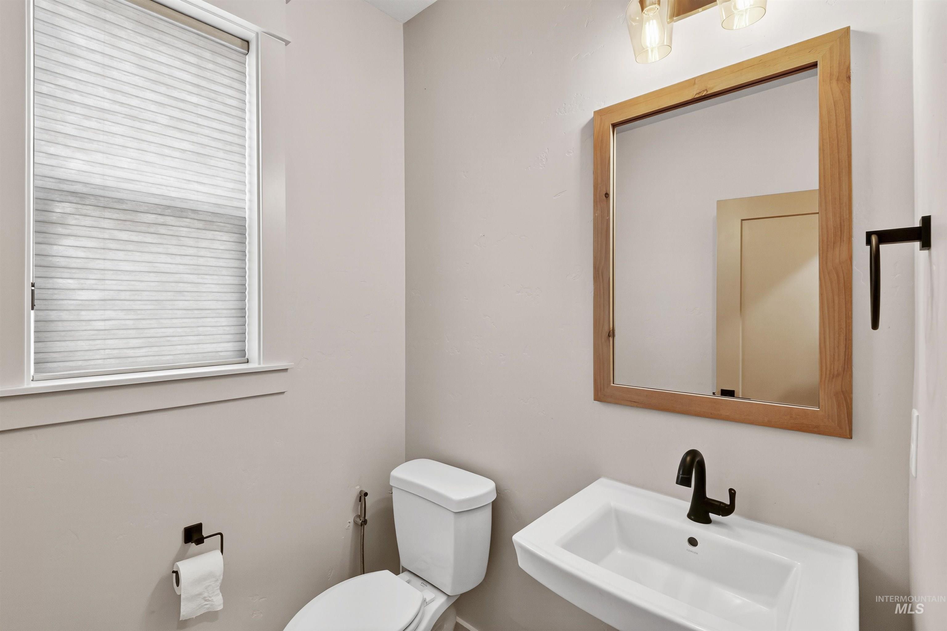 6839 North Willowside Avenue Meridian, ID 83646 - Photo 24 of 38 Bathroom featuring a sink and toilet