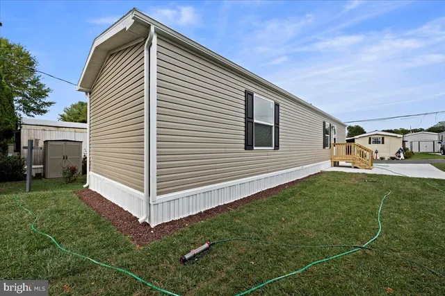 a view of a house with backyard