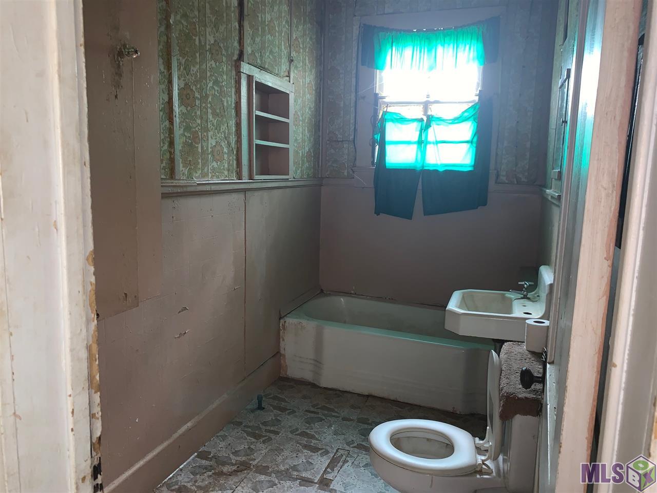 706 Pintail Street Baton Rouge, LA 70807 - Photo 12 of 14 Nice Size Bathroom with a Linen Cabinet & Medicine Cabinet