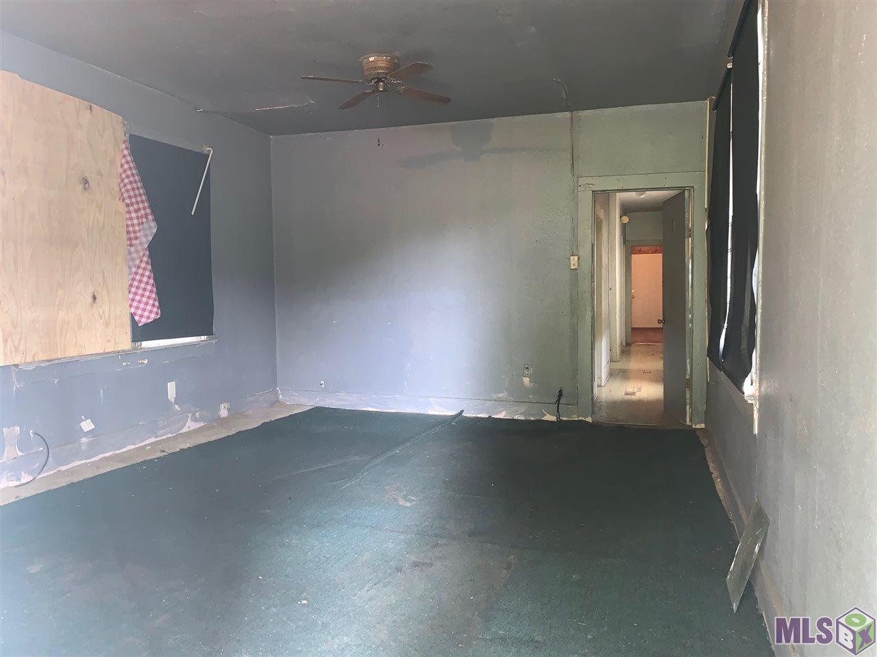 706 Pintail Street Baton Rouge, LA 70807 - Photo 3 of 14 Spacious Living Room