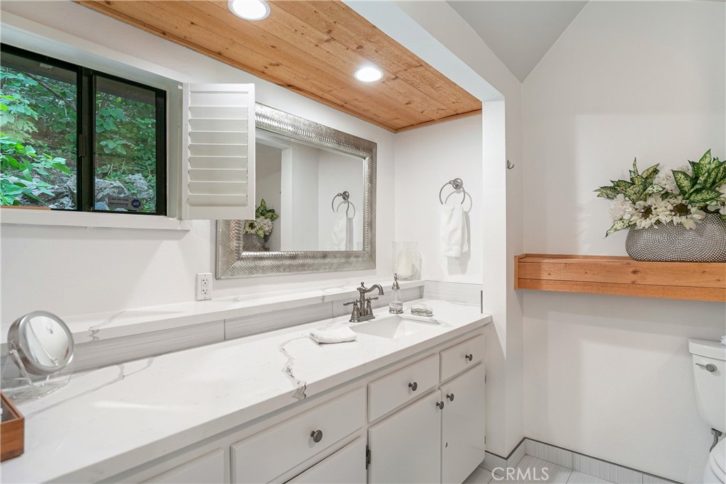 841 Cottage Grove Road Lake Arrowhead, CA 92352 - Photo 17 of 31 Primary bath