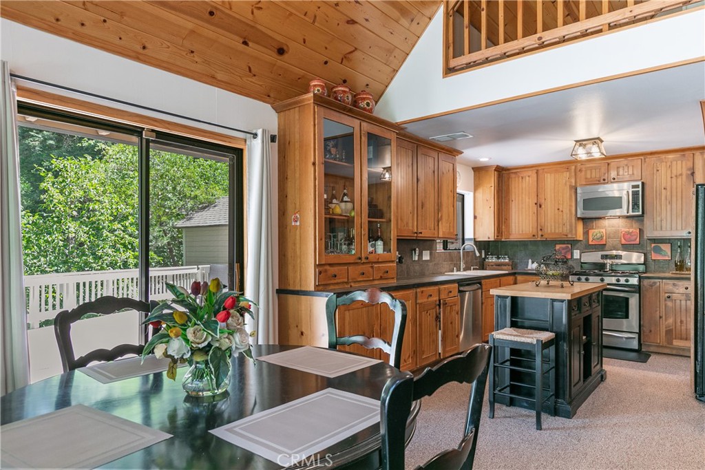 841 Cottage Grove Road Lake Arrowhead, CA 92352 - Photo 5 of 31