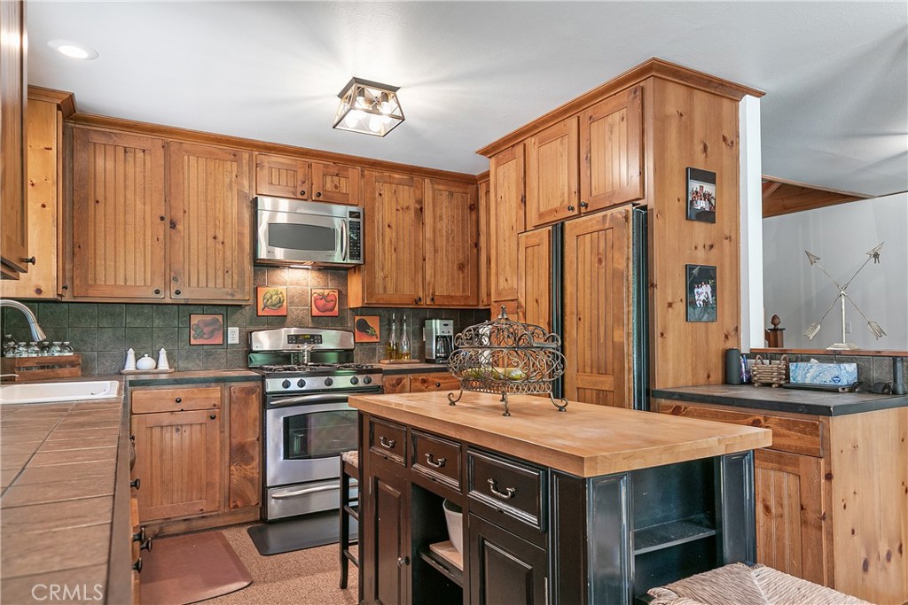 841 Cottage Grove Road Lake Arrowhead, CA 92352 - Photo 8 of 31