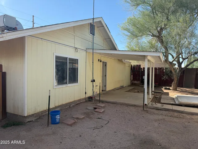 a view of a house with backyard