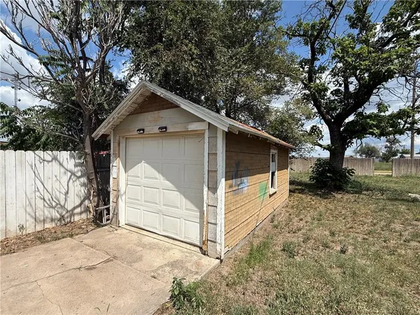 $114,900 | 206 South 1st Street, Garden City, KS 67846