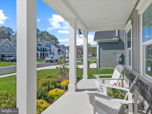 a view of backyard of the house