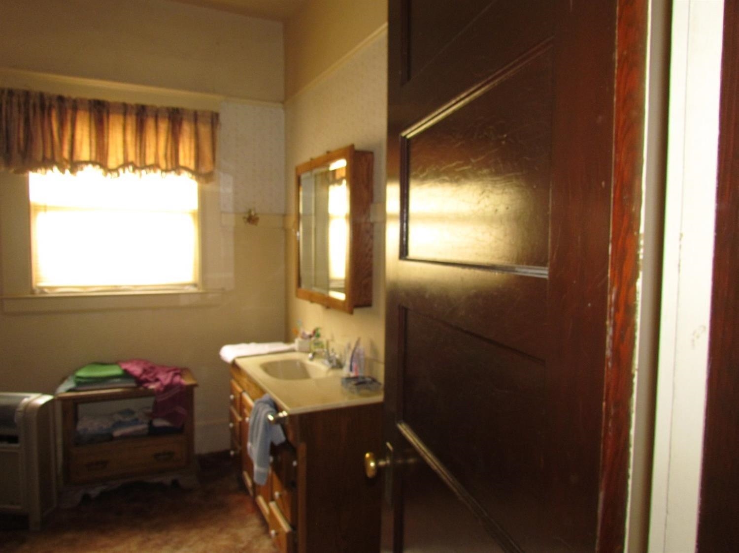 20499 Manning Avenue Reedley, CA 93654 - Photo 6 of 10 Downstairs bath with shower