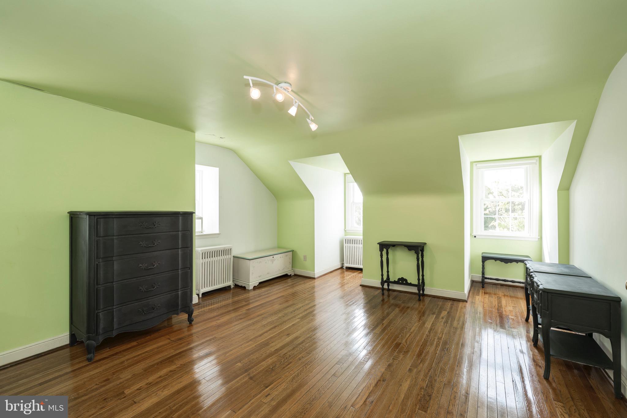 711 High Boulevard Reading, PA 19607 - Photo 34 of 60 3rd floor bedroom, lots of natural light