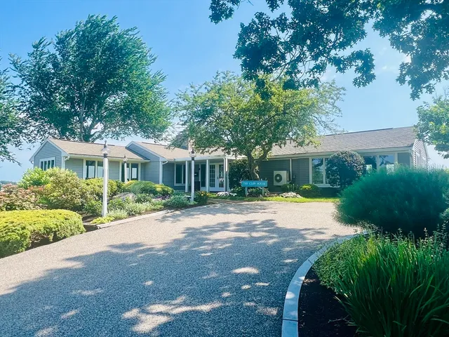 a view of a house with backyard and garden