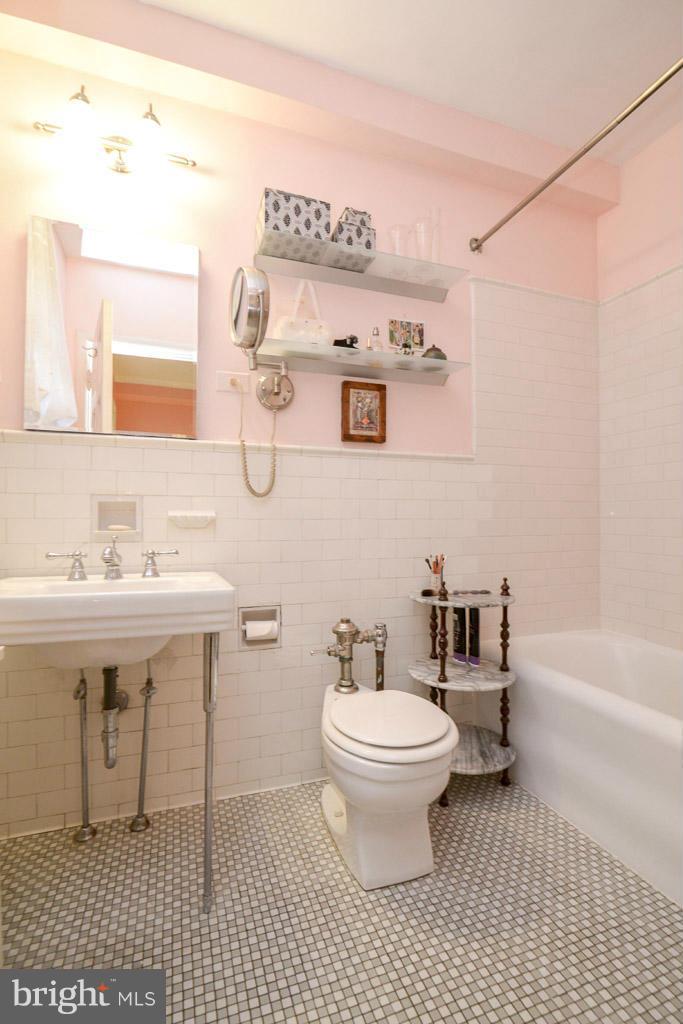 6 Upland Road, Unit Q2 Baltimore, MD 21210 - Photo 12 of 23 Master Bathroom