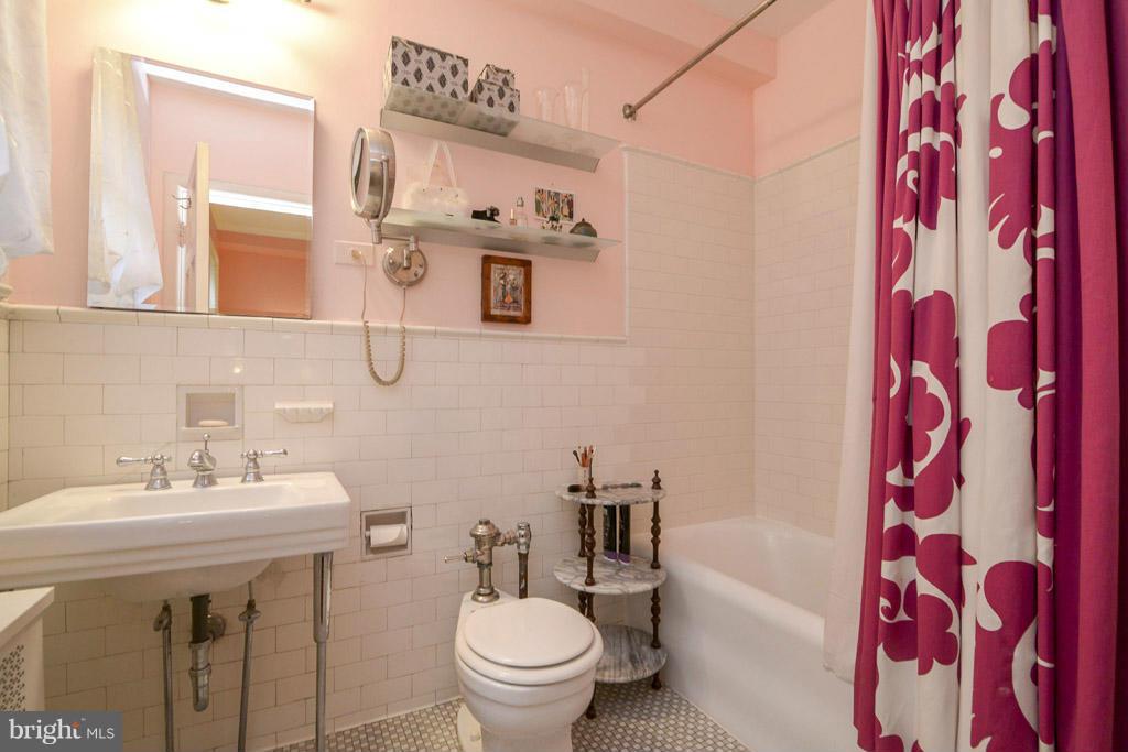 6 Upland Road, Unit Q2 Baltimore, MD 21210 - Photo 13 of 23 Master Bathroom