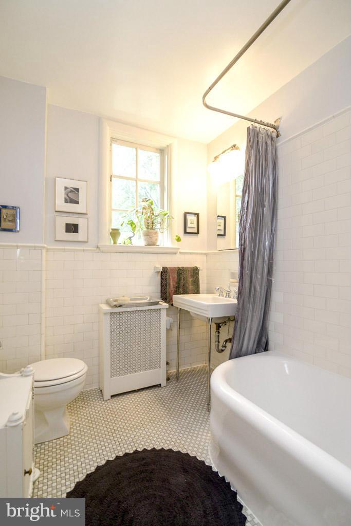 6 Upland Road, Unit Q2 Baltimore, MD 21210 - Photo 17 of 23 Full Bathroom