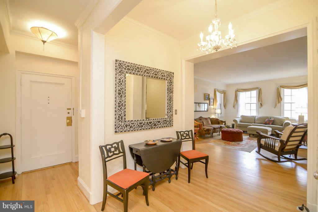 6 Upland Road, Unit Q2 Baltimore, MD 21210 - Photo 3 of 23 Living Room