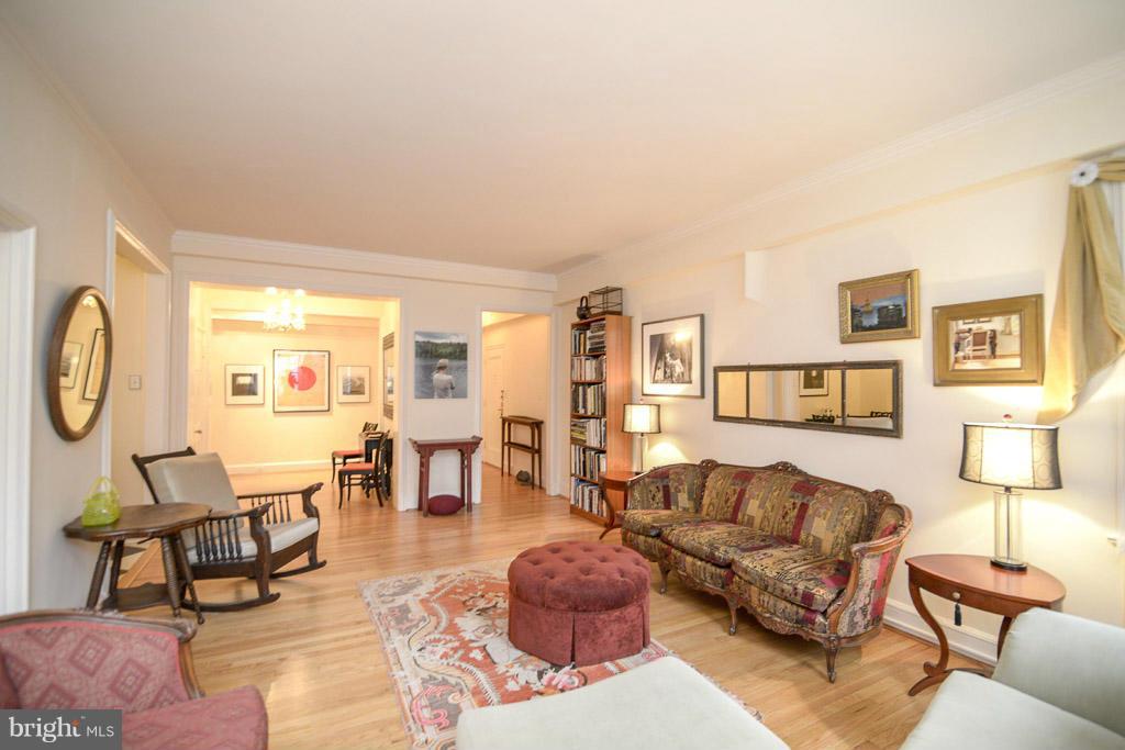 6 Upland Road, Unit Q2 Baltimore, MD 21210 - Photo 8 of 23 Living Room