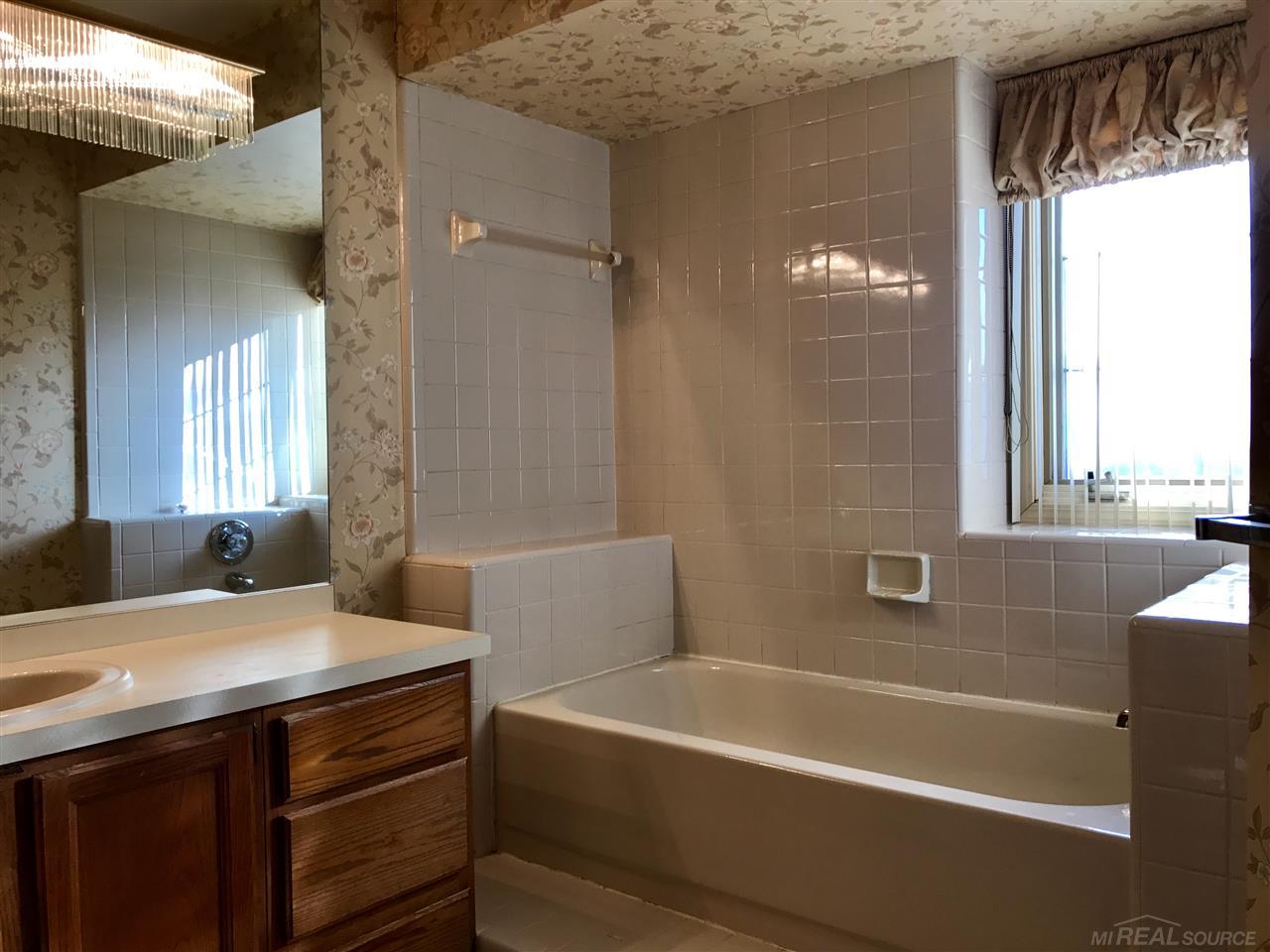 6325 Celeste Road West Bloomfield, MI 48322 - Photo 17 of 27 31335071-16.JPG