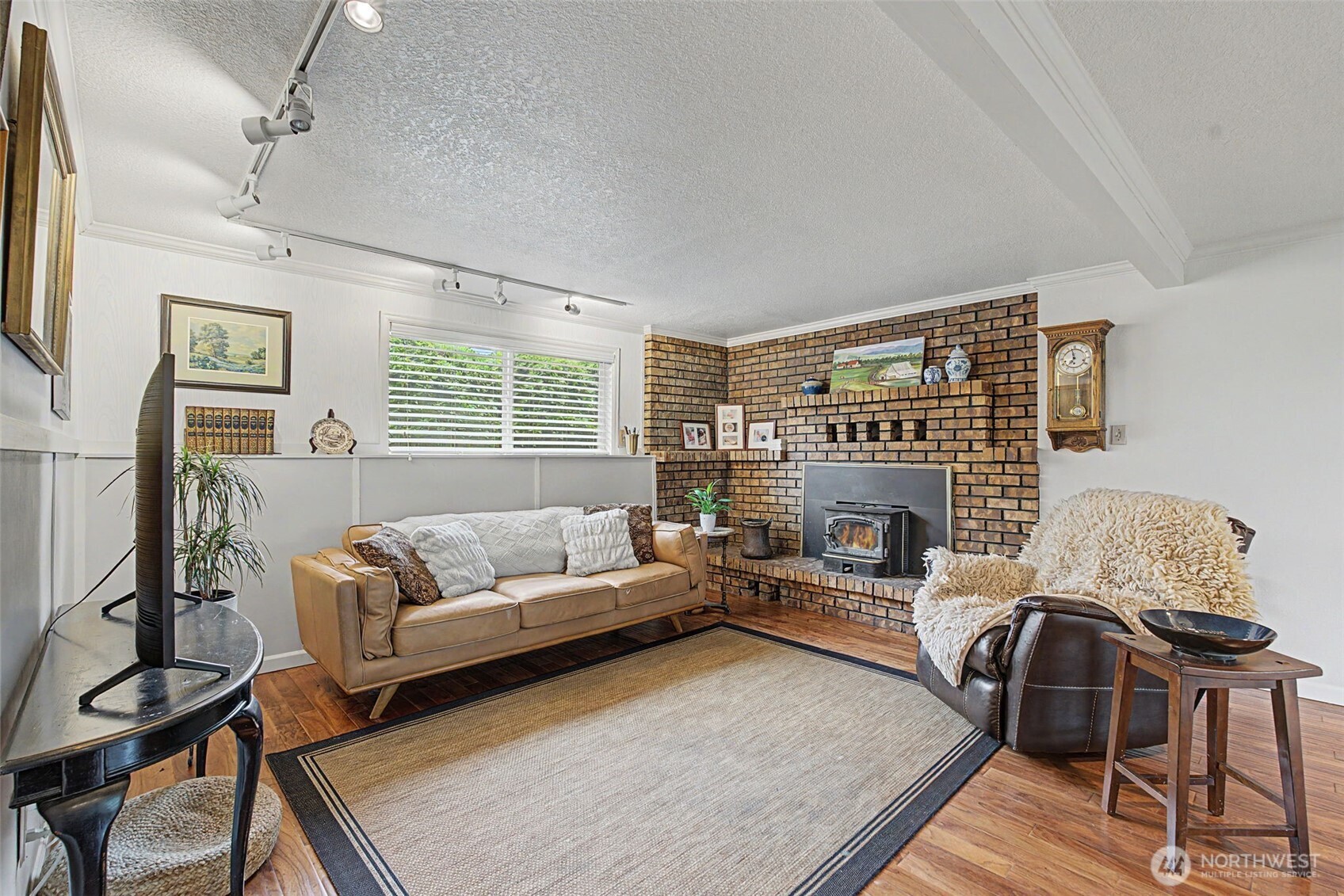1611 Ham Hill Road Centralia, WA 98531 - Photo 22 of 40 a living room with furniture and a fireplace
