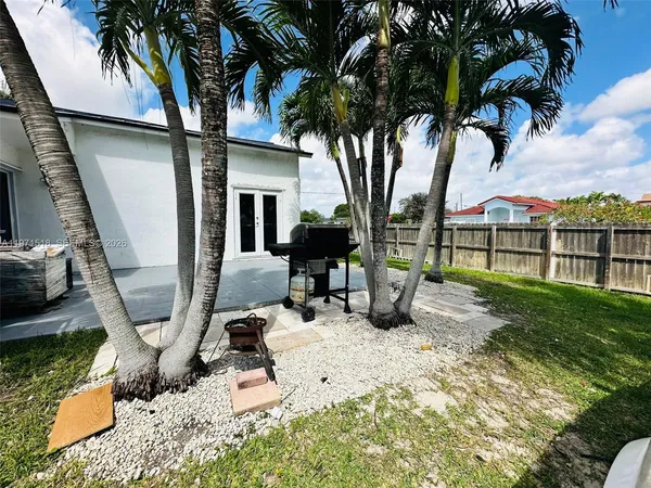 a view of a backyard