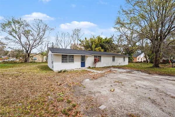 a view of a house with a backyard