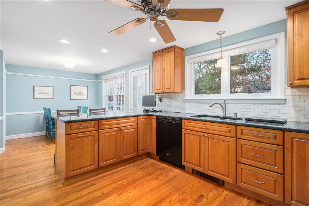 278 New Meadow Road Barrington, RI 02806 - Photo 8 of 26 Large kitchen