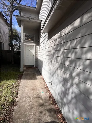 a view of entryway with a yard