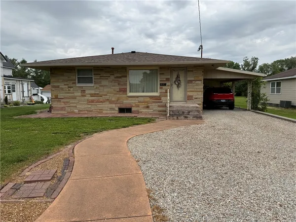 $90,000 | 223 Embarras Street, Ste. Marie, IL 62459