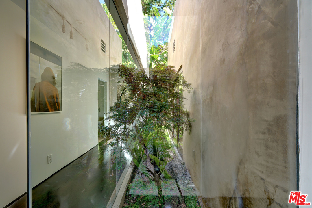 1616 Rising Glen Road Los Angeles, CA 90069 - Photo 29 of 50