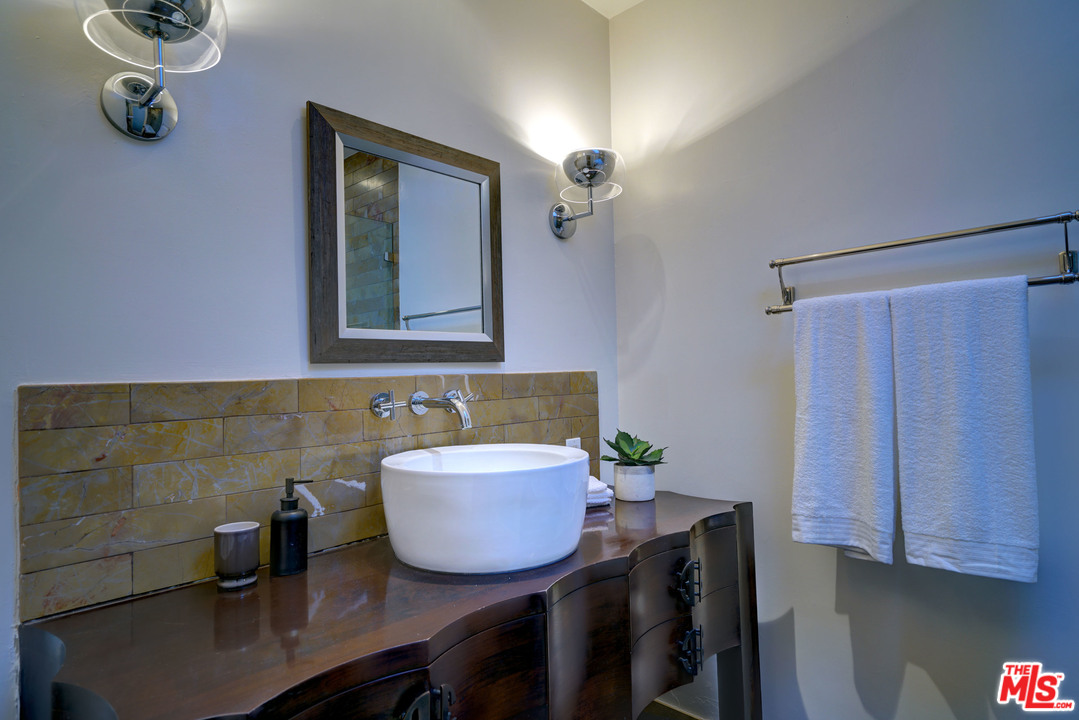 1616 Rising Glen Road Los Angeles, CA 90069 - Photo 36 of 50