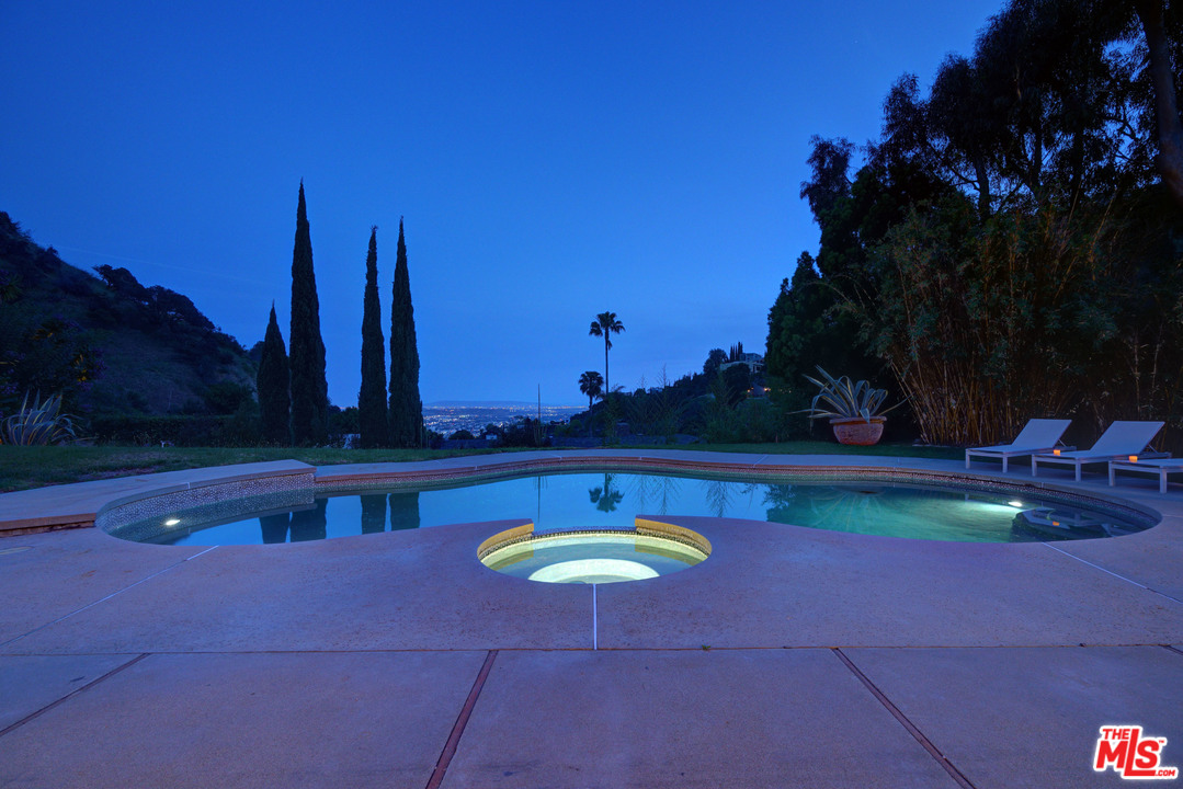 1616 Rising Glen Road Los Angeles, CA 90069 - Photo 43 of 50