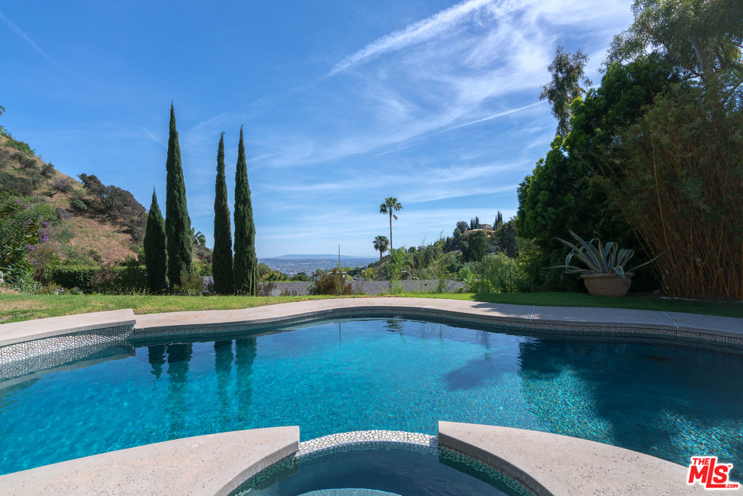 1616 Rising Glen Road Los Angeles, CA 90069 - Photo 47 of 50