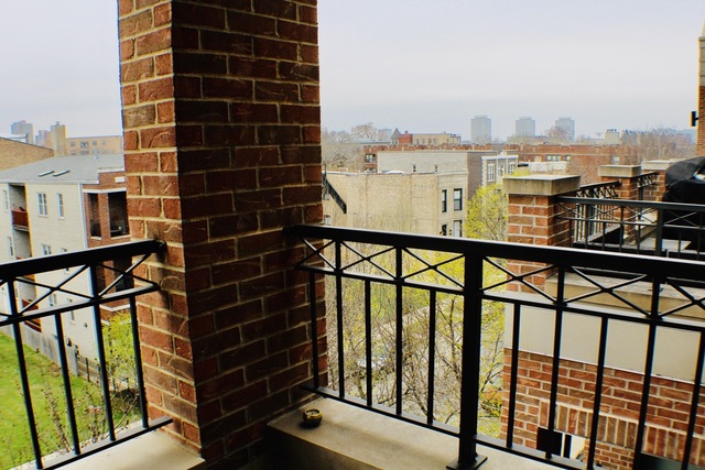 4029 South Ellis Avenue, Unit 5S Chicago, IL 60653 - Photo 19 of 31 a view of a building from a balcony