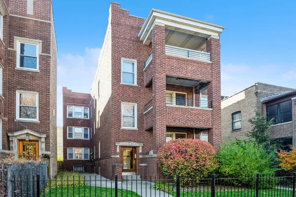 $1,950 | 2713 West Giddings Street, Unit 3R, Chicago, IL 60625
