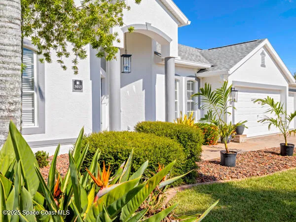 a view of an house with backyard and swimming pool