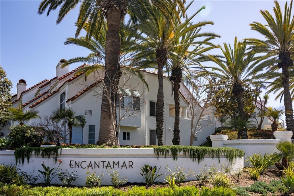 a sign that is sitting in front of a building